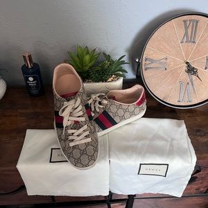 GUCCI Women’s Ace GG Supreme Sneakers. Blue and Red Web. SZ 8. Made in Italy